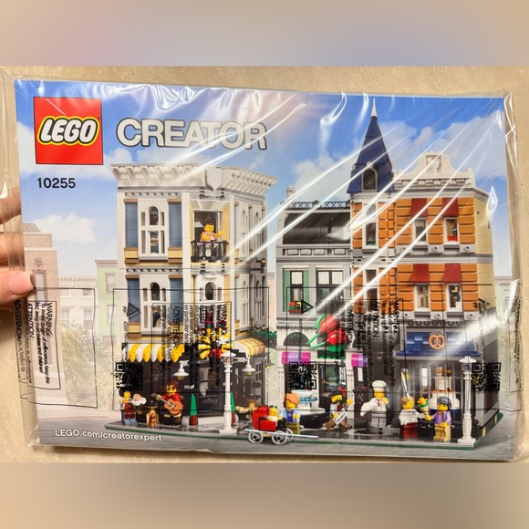 LEGO Creator Expert Assembly Square 10255 Peices - New in Box - Picture 6 of 10
